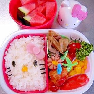 (゜o゜)顔でかっ !キティ～ちゃん弁当（笑）